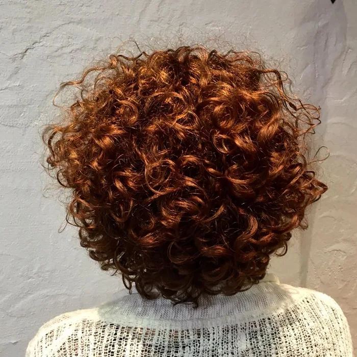 Kupferfarbener Lockenbob