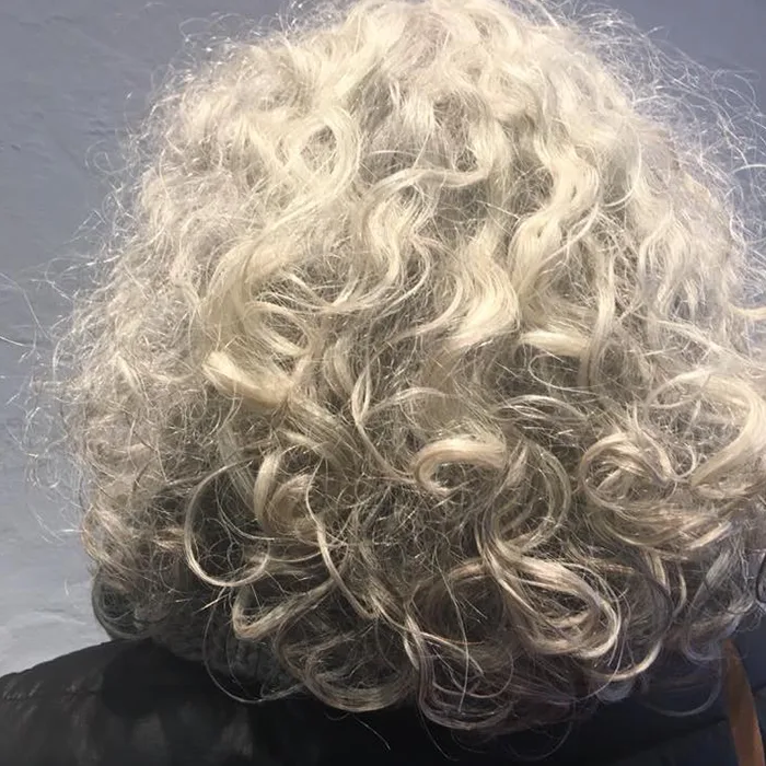 Silbergraue Locken