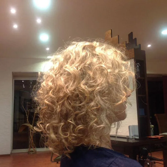 Blonde Locken mit Volumen