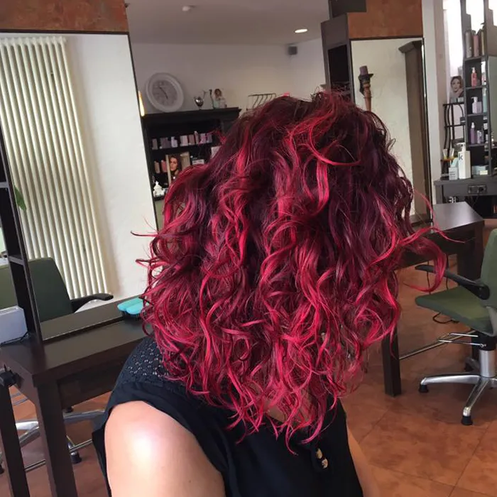 Magentafarbene Locken im Salon